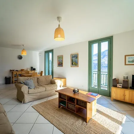 Le Pavillon Du *