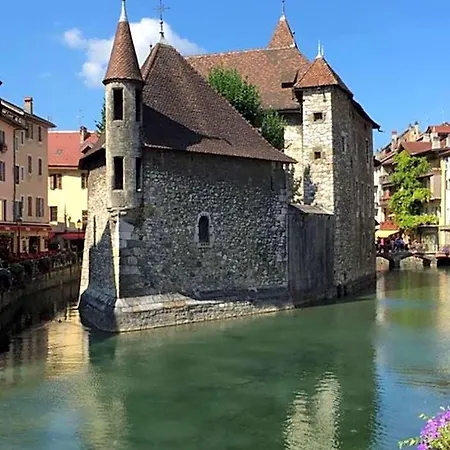 Le Pavillon Du *
